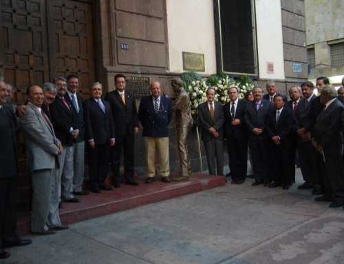 RECONOCE LA UNIVERSIDAD DE GUADALAJARA AL ESCULTOR  CARLOS TERRES